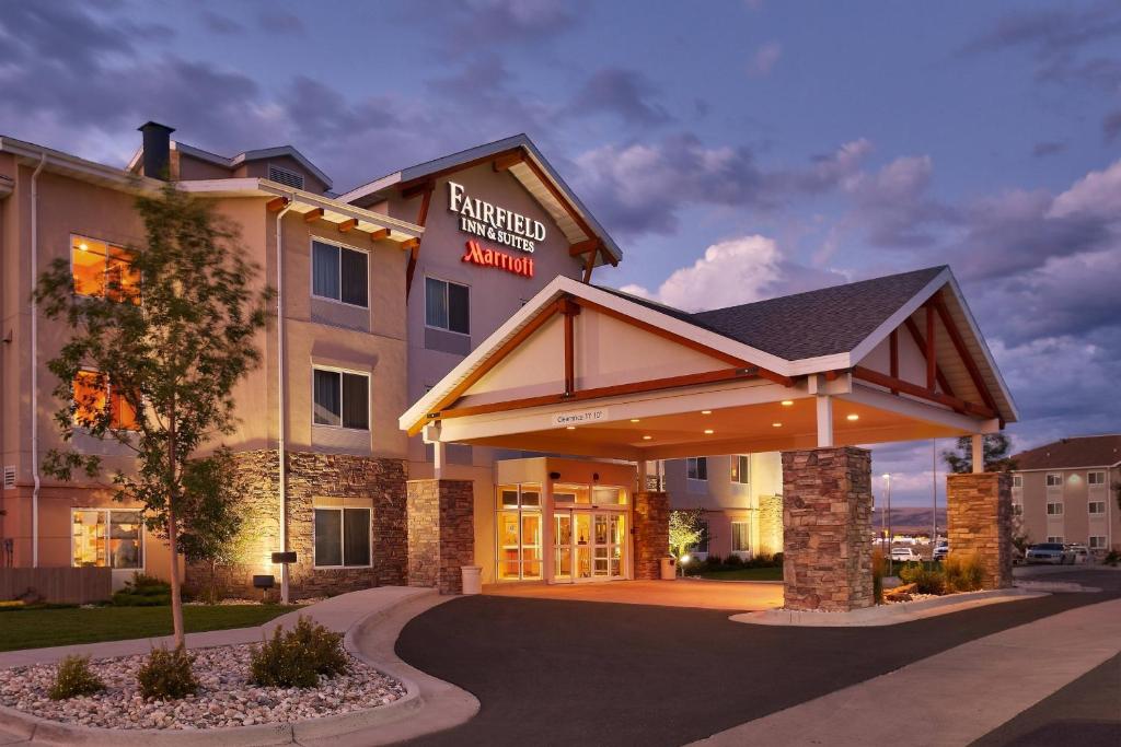 ein Hotelgebäude mit einem Schild, das Baxter Inn liest in der Unterkunft Fairfield Inn and Suites by Marriott Laramie in Laramie