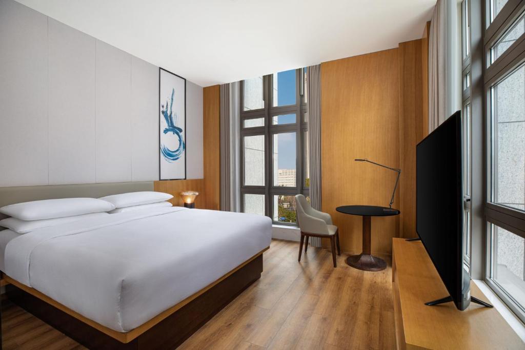 Postel nebo postele na pokoji v ubytování Fairfield by Marriott Shanghai Hongqiao NECC