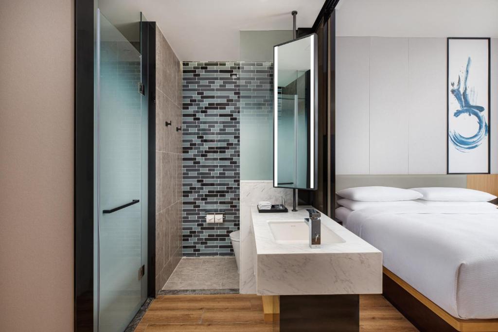 Postel nebo postele na pokoji v ubytování Fairfield by Marriott Shanghai Hongqiao NECC