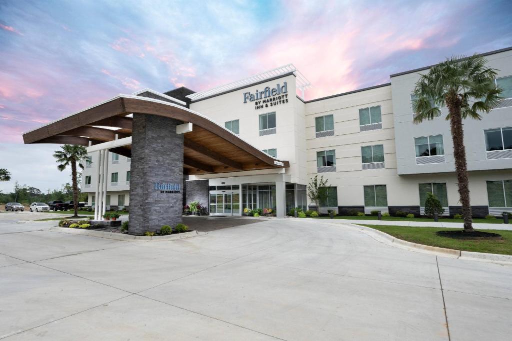 uma representação de um edifício hospitalar com palmeiras em Fairfield Inn & Suites Arkadelphia em Arkadelphia