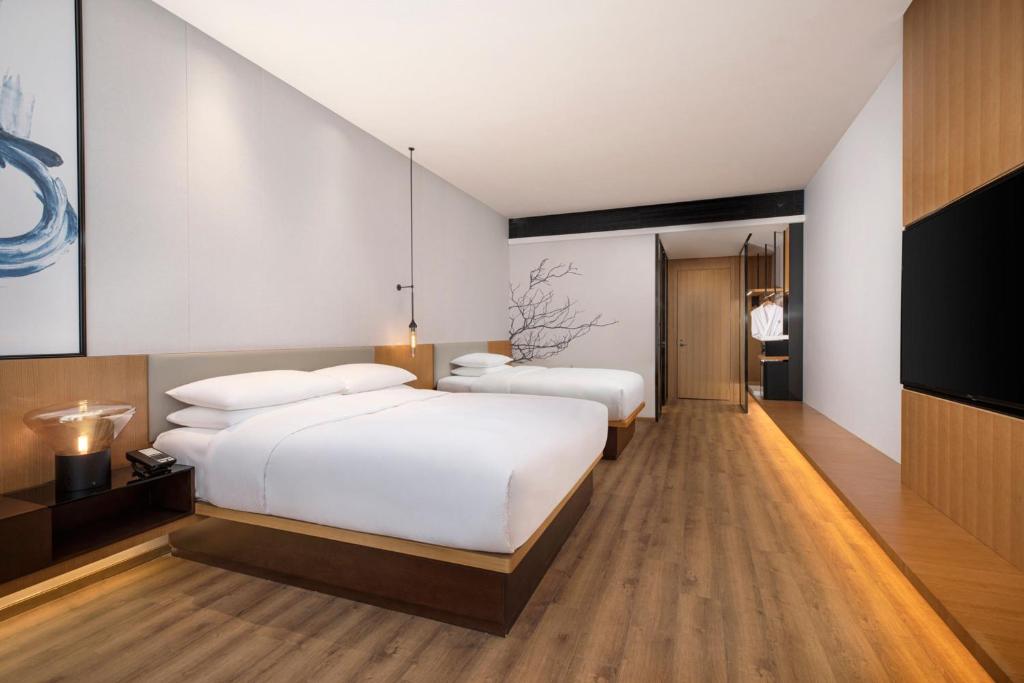 Postel nebo postele na pokoji v ubytování Fairfield by Marriott Shanghai Hongqiao NECC