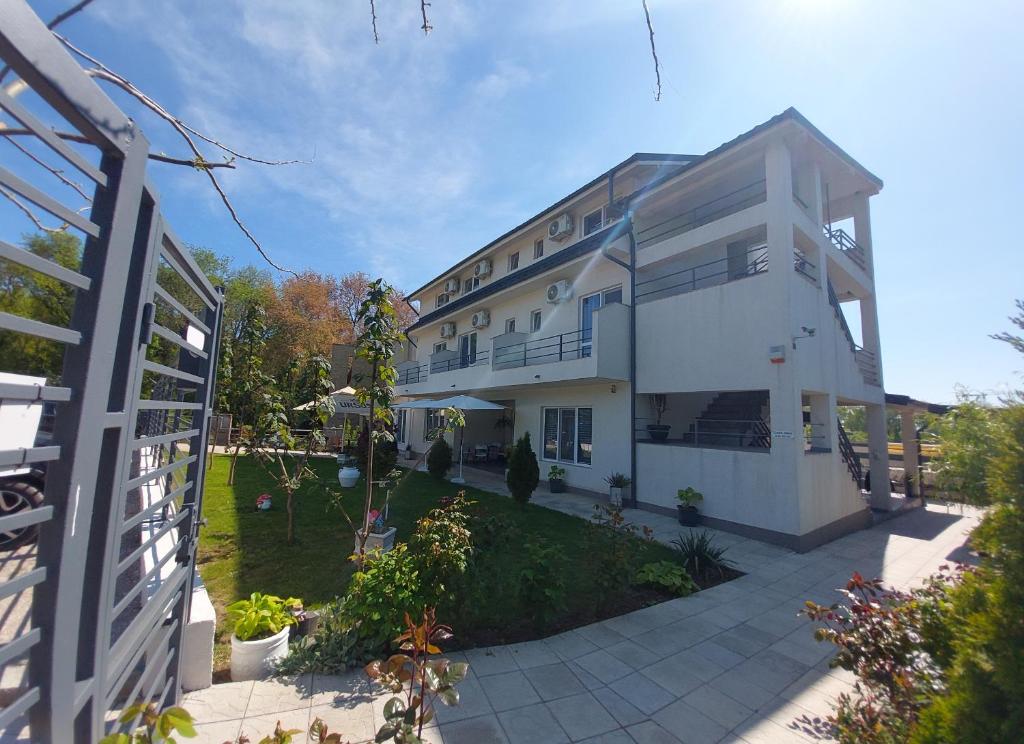 un gran edificio blanco con un patio delante de él en Casa Inna Venus en Venus