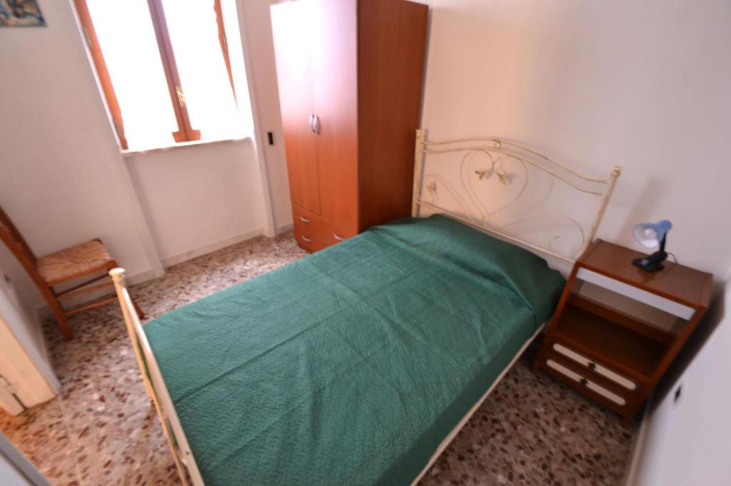 A bed or beds in a room at Trilocale In Centro a 50 Mt Mare