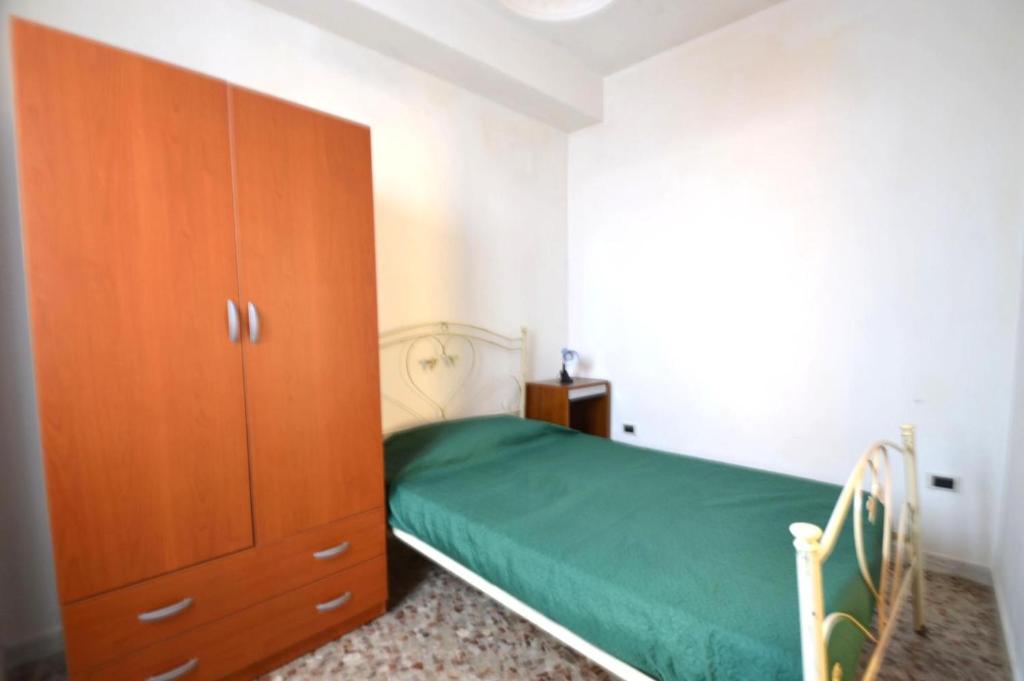 A bed or beds in a room at Trilocale In Centro a 50 Mt Mare