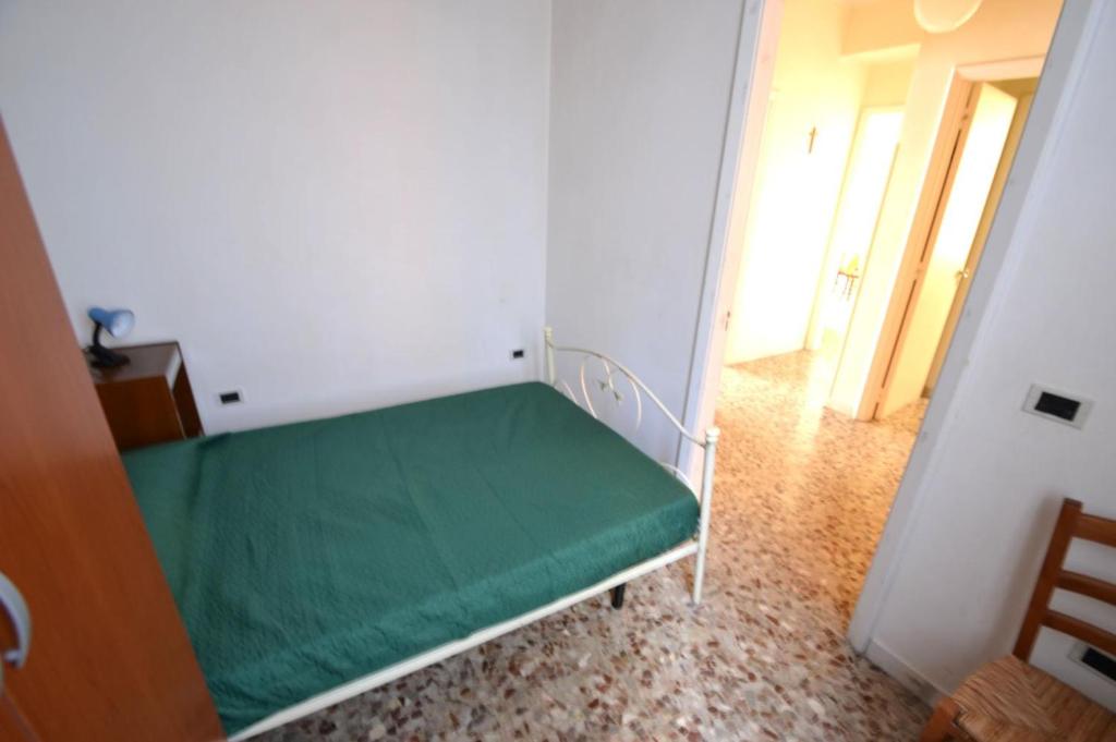 A bed or beds in a room at Trilocale In Centro a 50 Mt Mare