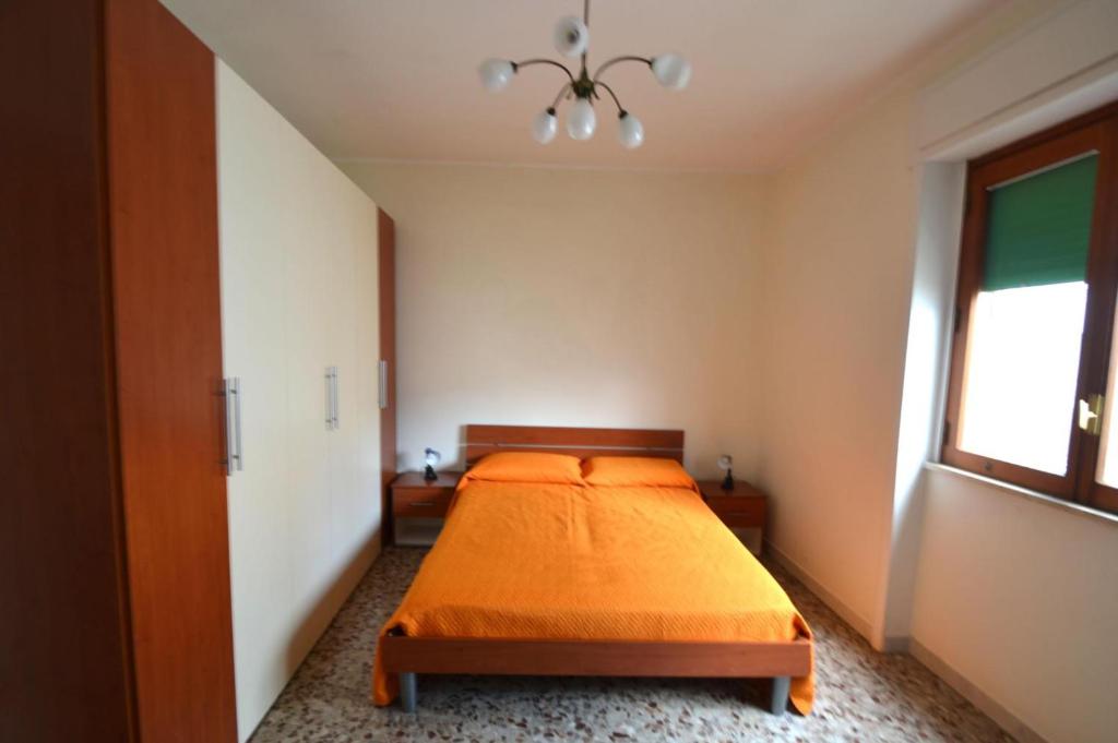 A bed or beds in a room at Trilocale In Centro a 50 Mt Mare