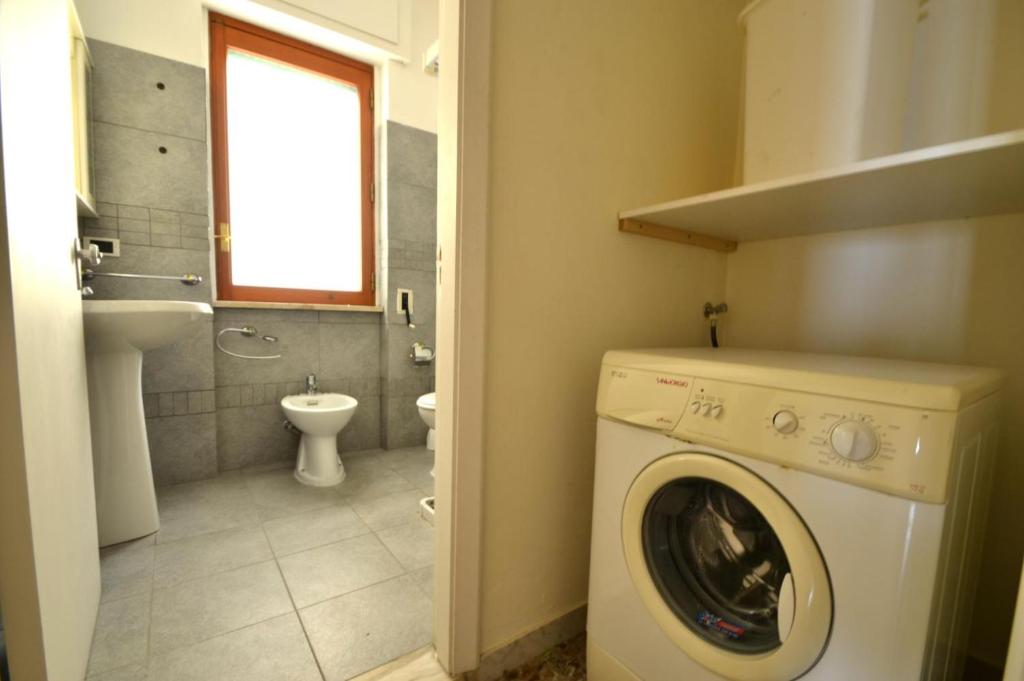 A bathroom at Trilocale In Centro a 50 Mt Mare