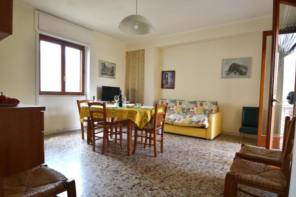 A seating area at Trilocale In Centro a 50 Mt Mare