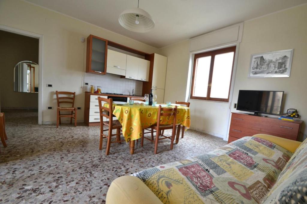 A kitchen or kitchenette at Trilocale In Centro a 50 Mt Mare