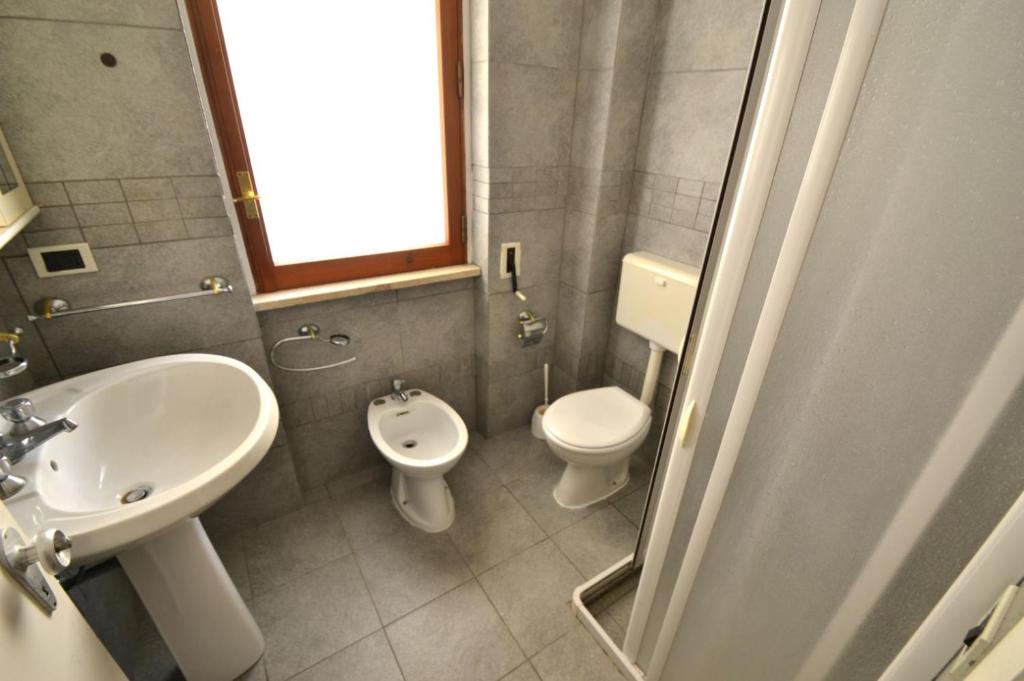 A bathroom at Trilocale In Centro a 50 Mt Mare