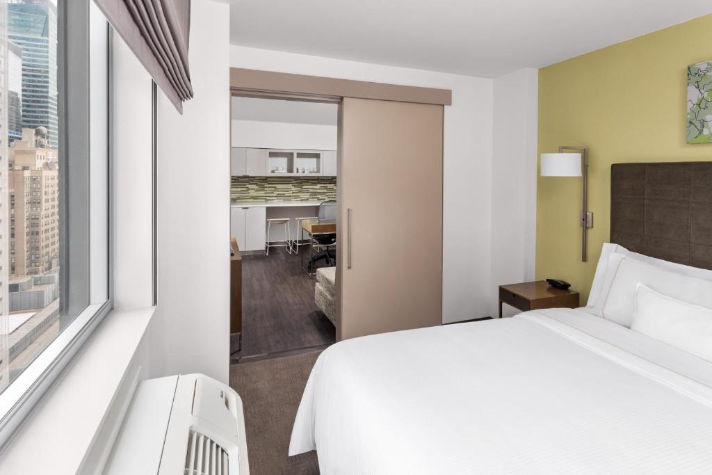 Uma cama ou camas num quarto em Element Times Square West
