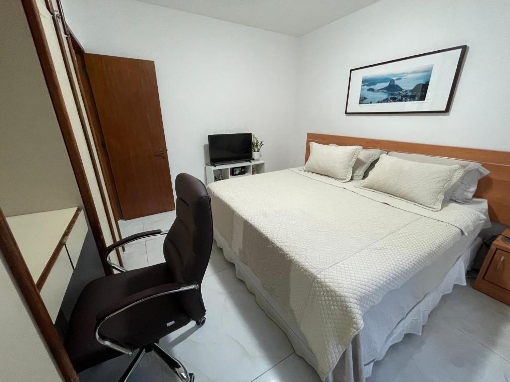Tempat tidur dalam kamar di Top Flat Leblon, Piscina Vista Mar, 2 Quadras da Praia, Academia Vista Mar e Arrumação Diária By Tata
