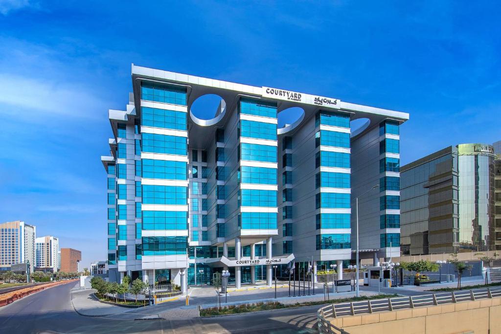 Courtyard by Marriott Riyadh Northern Ring Road في الرياض: مبنى مكتب عليه علامة سامسونج