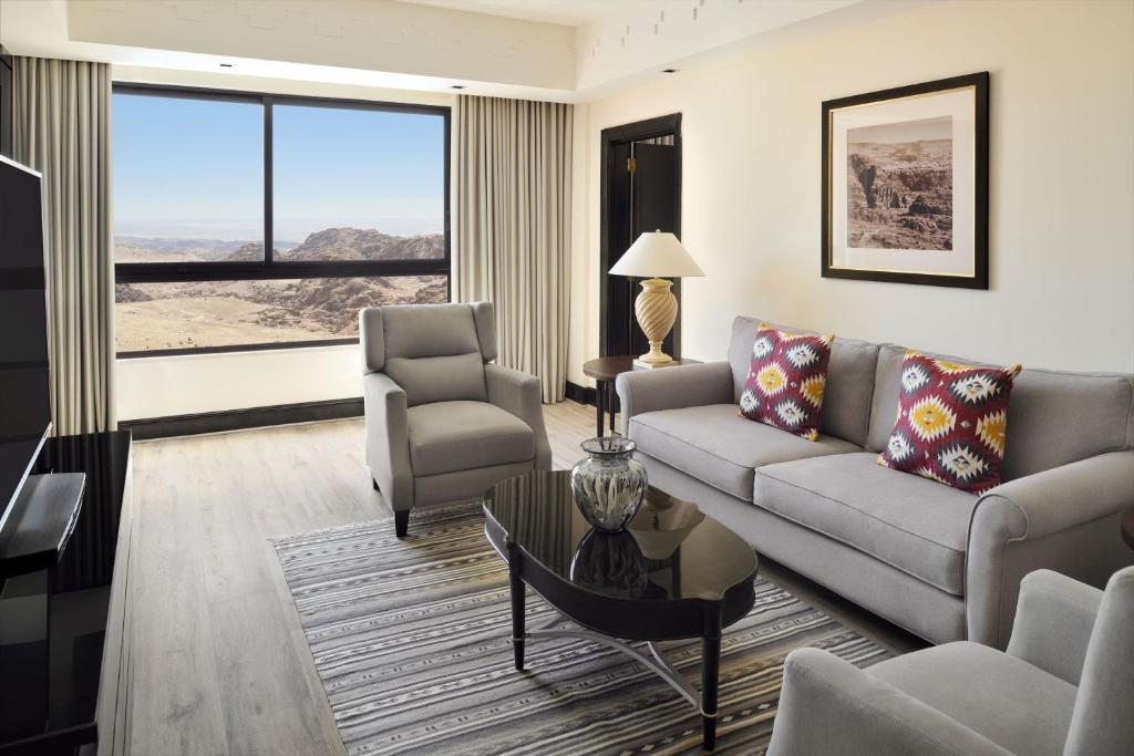 Posezení v ubytování Petra Marriott Hotel