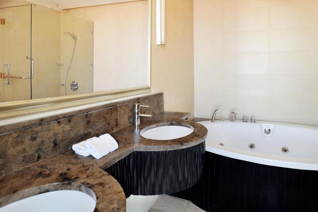 Koupelna v ubytování Petra Marriott Hotel
