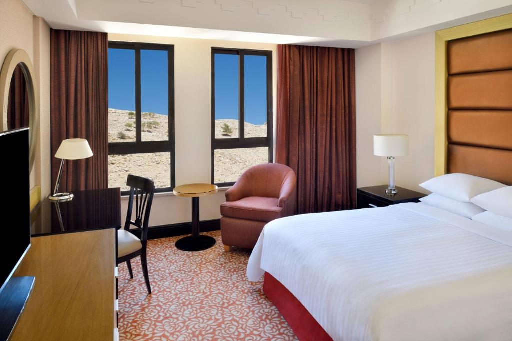Postel nebo postele na pokoji v ubytování Petra Marriott Hotel