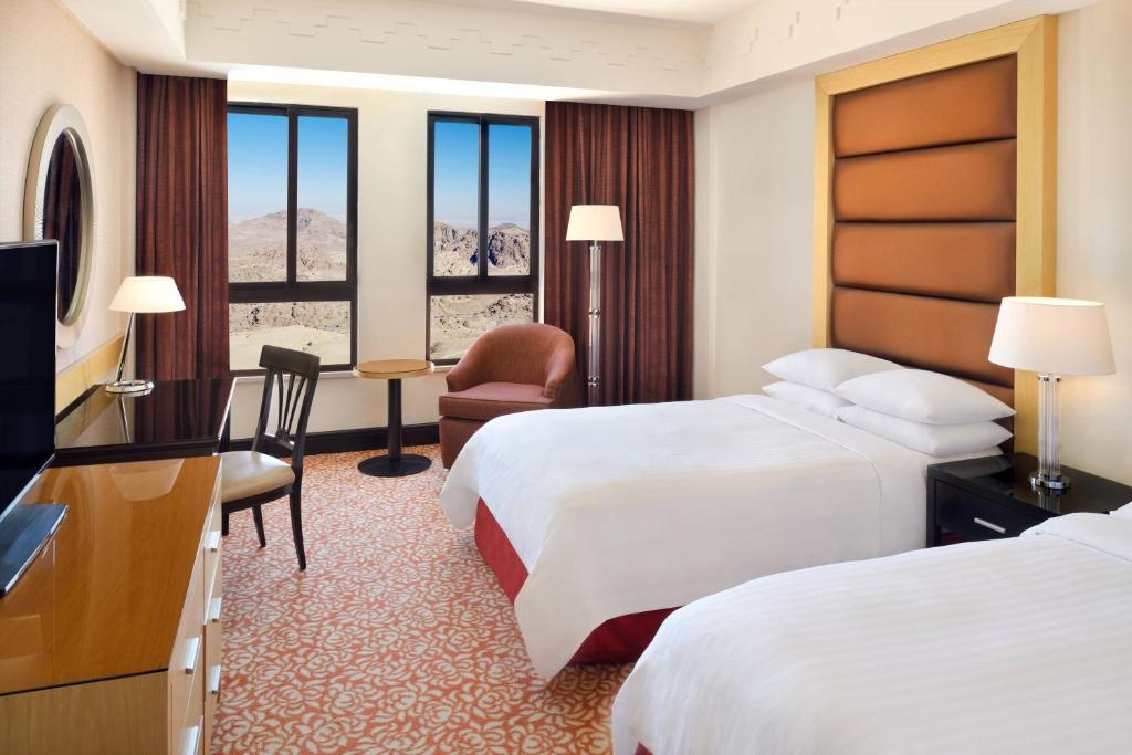 TV a/nebo společenská místnost v ubytování Petra Marriott Hotel