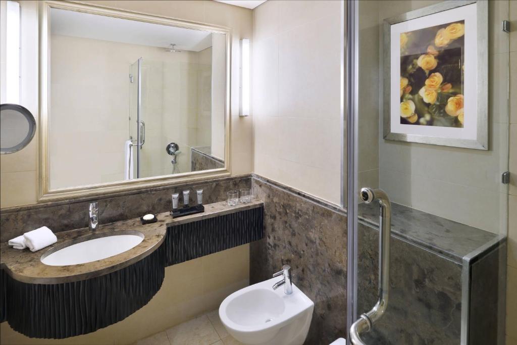 Koupelna v ubytování Petra Marriott Hotel