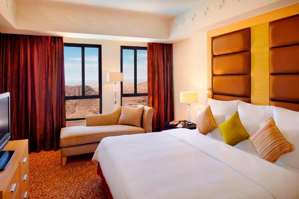Postel nebo postele na pokoji v ubytování Petra Marriott Hotel