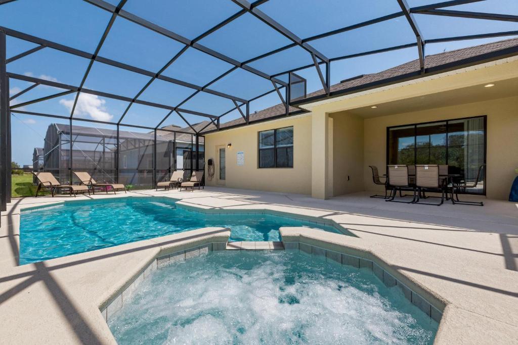 una piscina cubierta con techo de cristal en Victoria Villa at Ellis Exclusive Villas, en Loughman