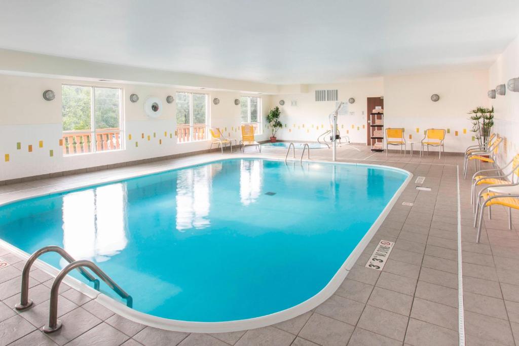 ein großer Pool mit blauem Wasser in einem Hotelzimmer in der Unterkunft Fairfield Inn & Suites by Marriott Branson in Branson