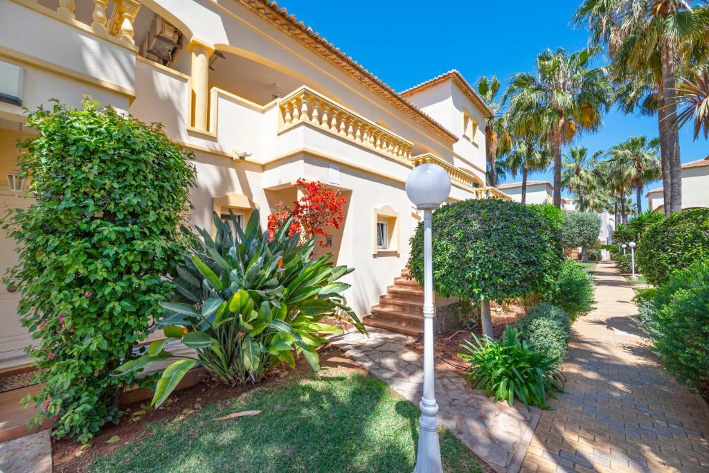 ein Haus mit Straßenbeleuchtung davor in der Unterkunft Villa la Giralda in Denia