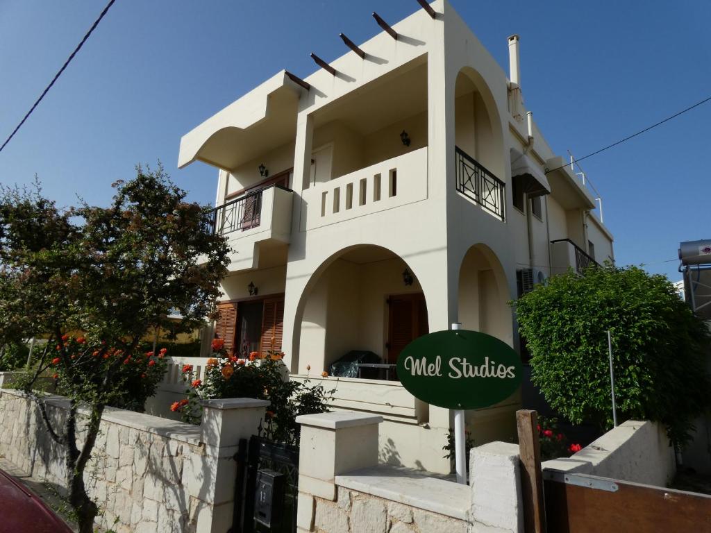 un edificio con un cartel delante en Mel Studio 1 (kalamaki), en Kalamaki
