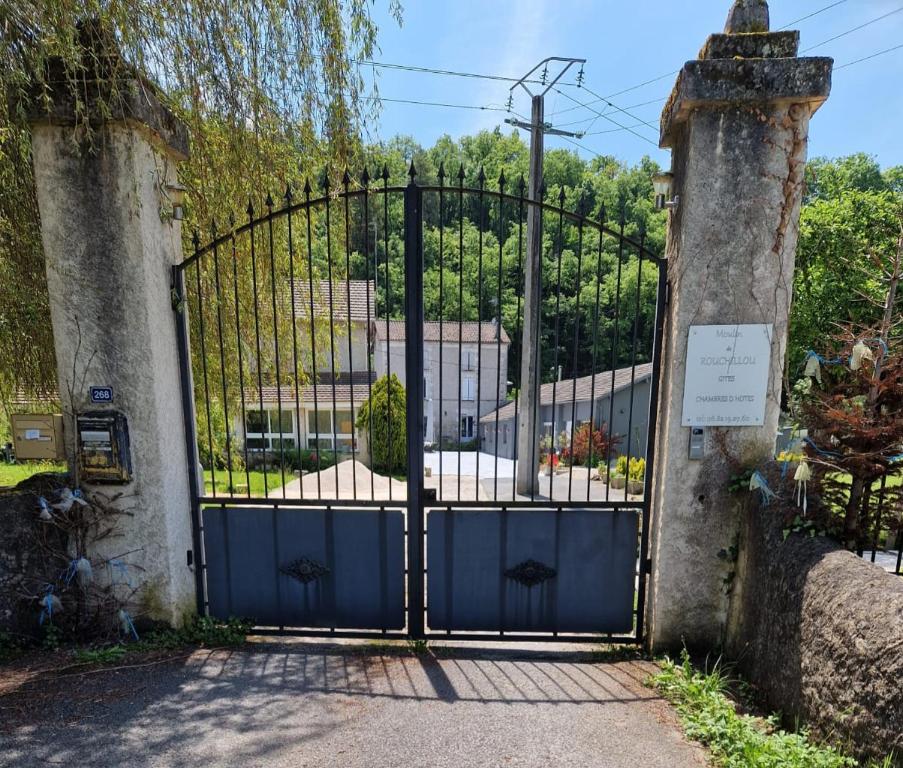 um portão para uma casa com uma entrada em moulin de rouchillou em Saint-Martial-de-Valette