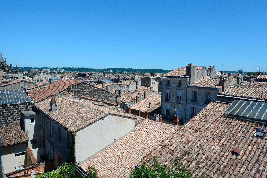 une vue aérienne sur une ville avec des toits dans l'établissement Alexandre Design Smart Flat, à Bordeaux