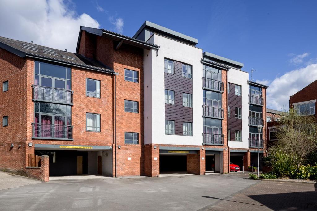 an empty parking lot in front of an apartment building at Roomzzz Leeds Headingley in Leeds