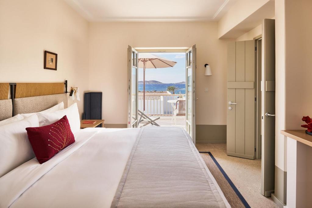 Postel nebo postele na pokoji v ubytování Cosme, a Luxury Collection Resort, Paros