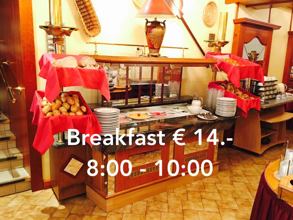 Una panadería con un mostrador con comida. en Bed & Breakfast du Château, en Vianden