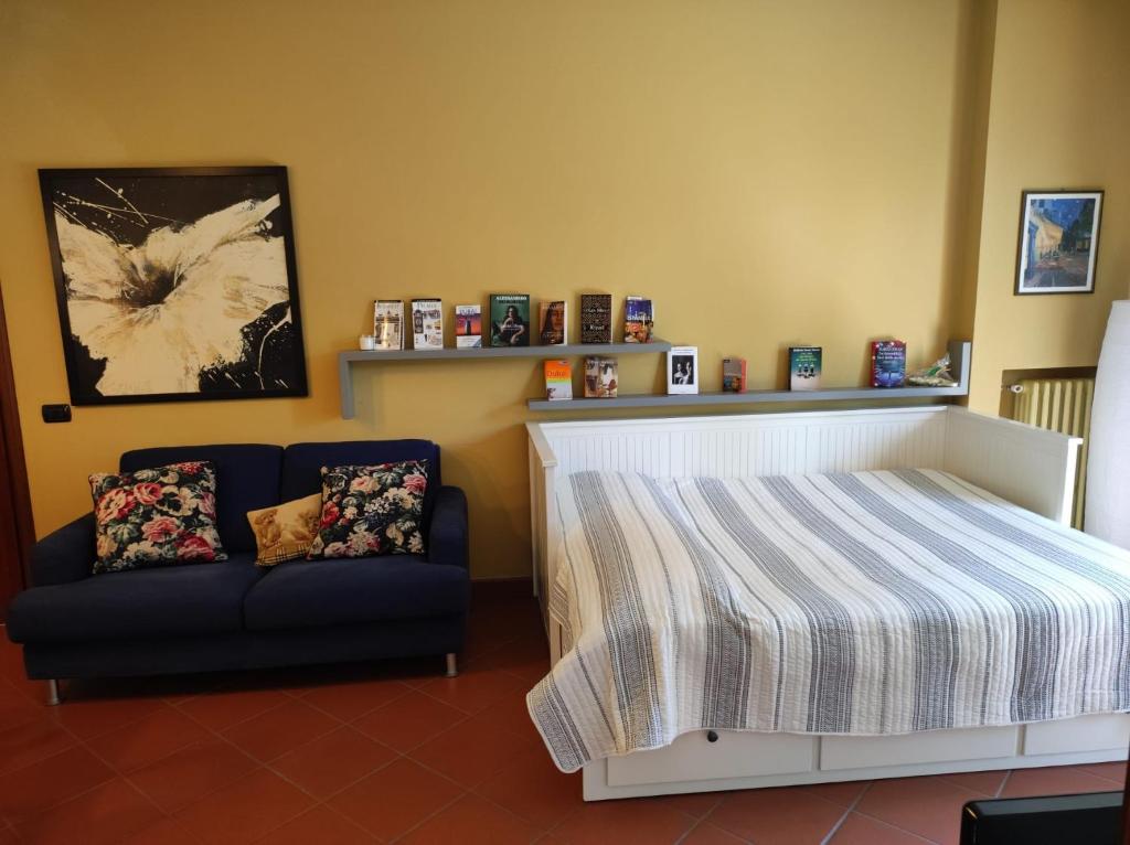 Ponte dellʼAgrato的住宿－A casa di Giulia，一间卧室配有一张床和一张沙发