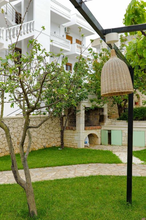 Un jardín fuera de Casa Del Mar