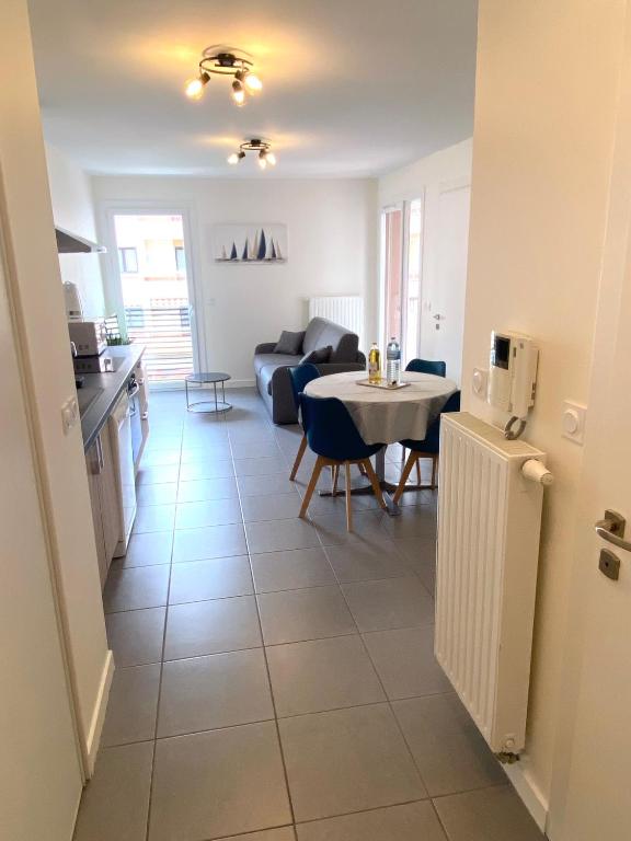 une cuisine et un salon avec une table et un canapé dans l'établissement Appartement T2 cosy centre ville, à Thonon-les-Bains