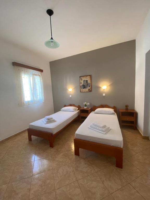 Pokój z dwoma łóżkami i stołem w obiekcie Dream catcher 1 w mieście Agia Theodoti