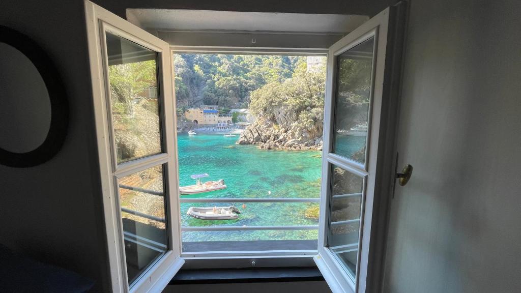 an open window with a view of the water at Casa dell'Arco Civico 35 in San Fruttuoso
