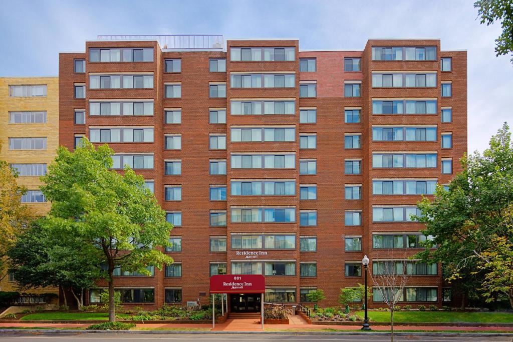 um grande edifício de tijolos vermelhos com árvores em frente em Residence Inn by Marriott Washington - DC/Foggy Bottom em Washington