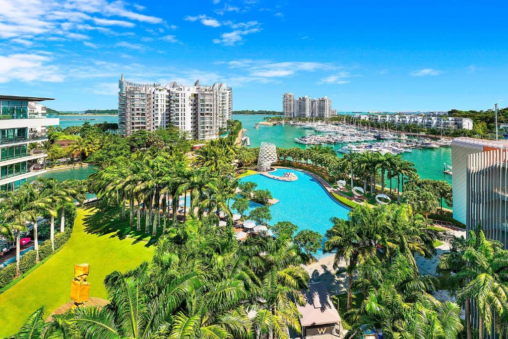uma vista aérea de um resort com uma marina em W Singapore - Sentosa Cove em Singapura