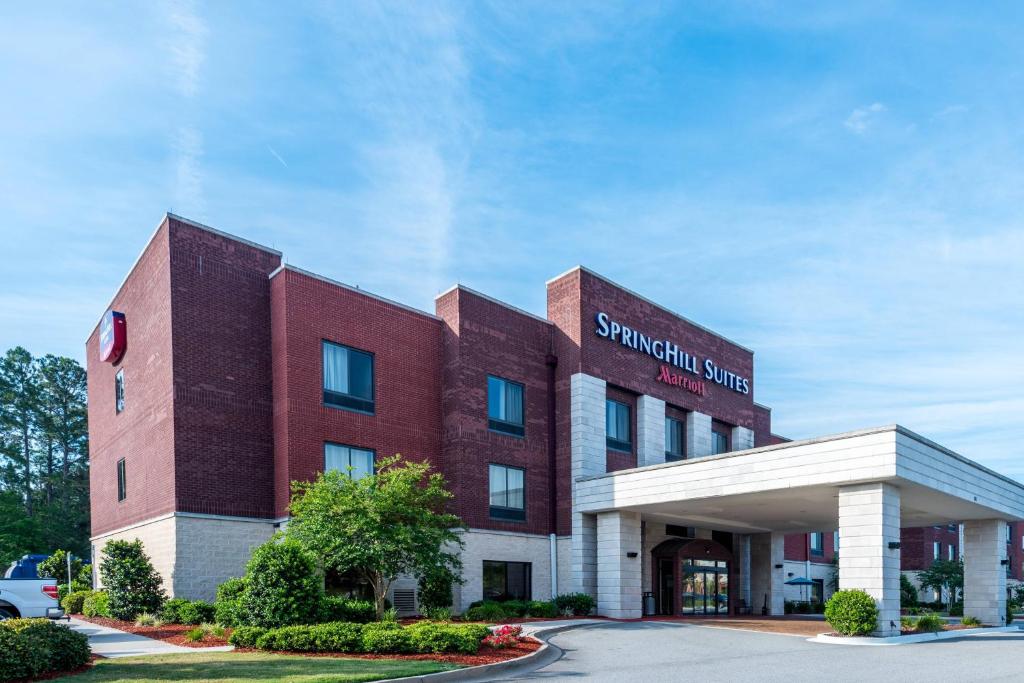 ステイツボロにあるSpringHill Suites Statesboro University Areaのサバンナ クラブ ホテル