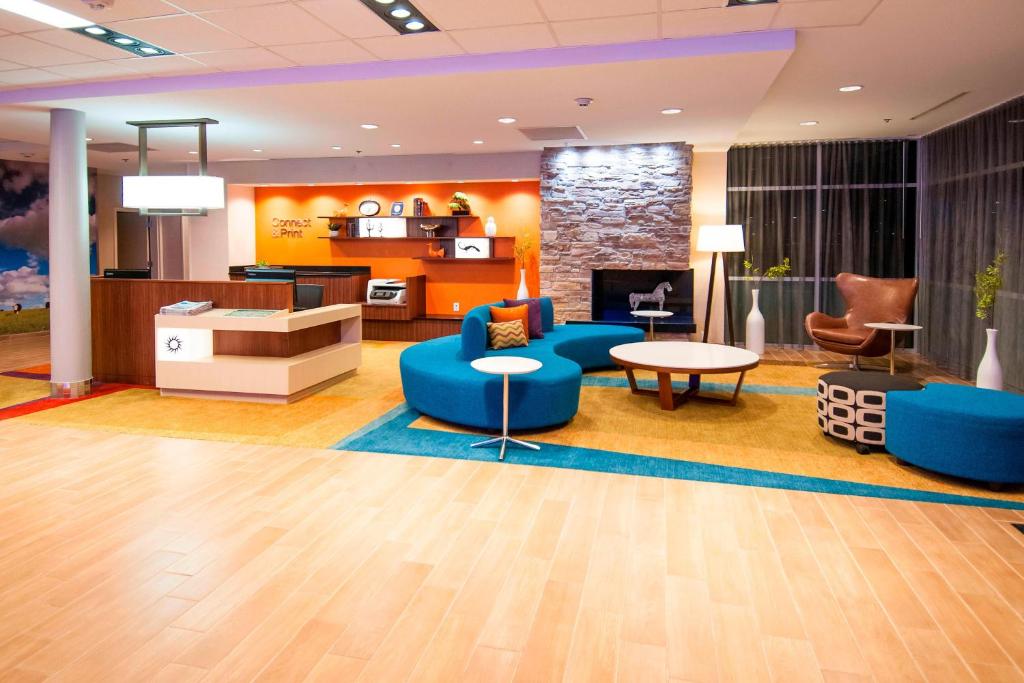 un hall de bureau avec des chaises et des tables bleues dans l'établissement Fairfield Inn & Suites by Marriott San Antonio Brooks City Base, à San Antonio