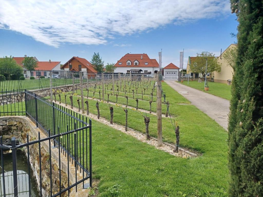 Vonkajšia záhrada v ubytovaní Weingut Königshofer