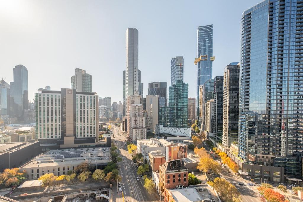 eine Luftansicht einer Stadt mit hohen Gebäuden in der Unterkunft Mega Style Apartments Bella in Melbourne