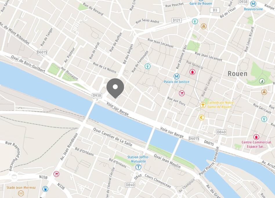 um mapa com um pino de mapa sobre ele em Appartement en bord de Seine em Rouen