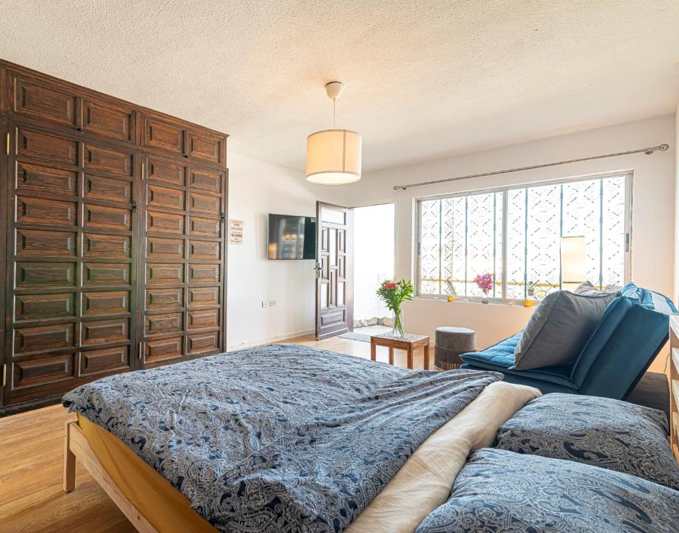 ein Schlafzimmer mit großem Bett und großem Fenster in der Unterkunft Oceanview Mesa del Mar in Santa Cruz de Tenerife