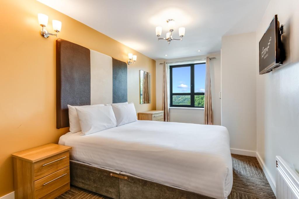 Postel nebo postele na pokoji v ubytování Roomzzz Leeds Headingley