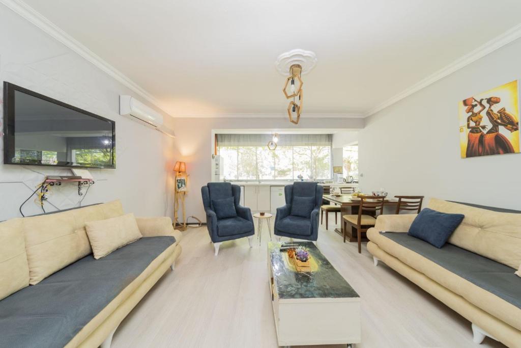 Dreamy Flat with Backyard Near Lara in Muratpasa
