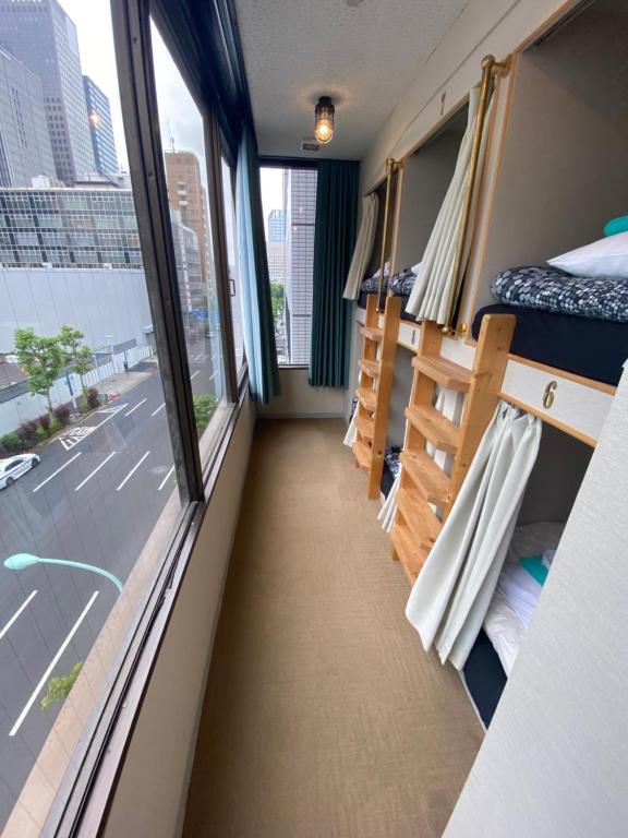 東京的住宿－54Journey 東京大手町ホステル，公共汽车走廊,带床和窗户