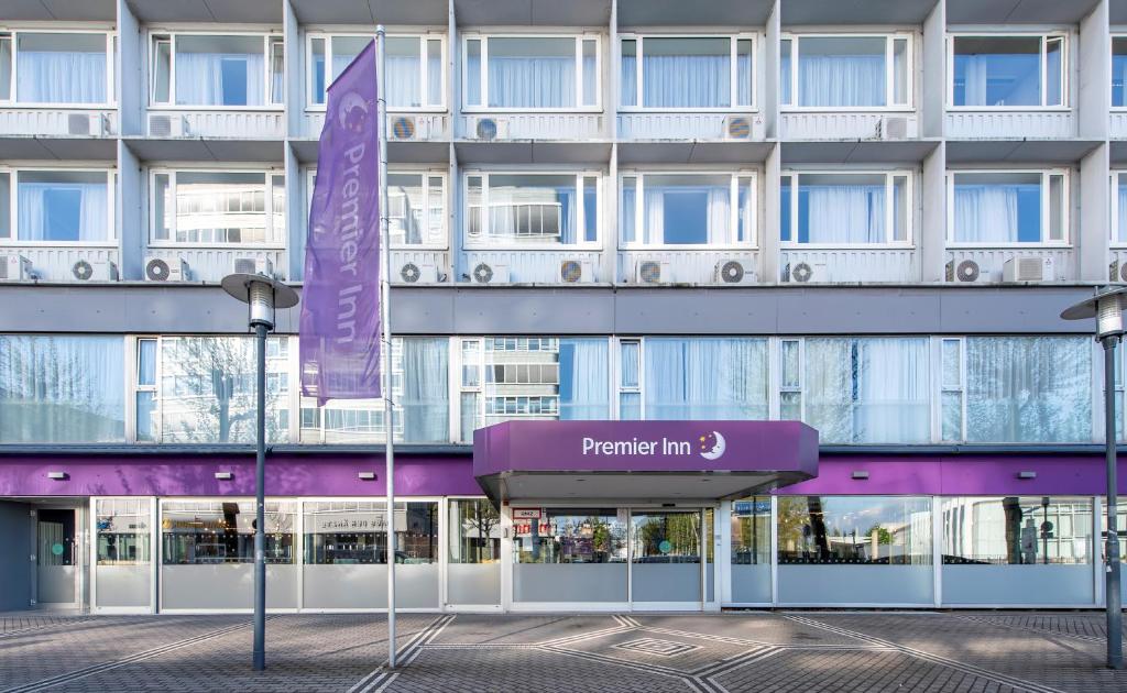 ein Gebäude mit einem lila Schild davor in der Unterkunft Premier Inn Saarbrücken City Centre in Saarbrücken