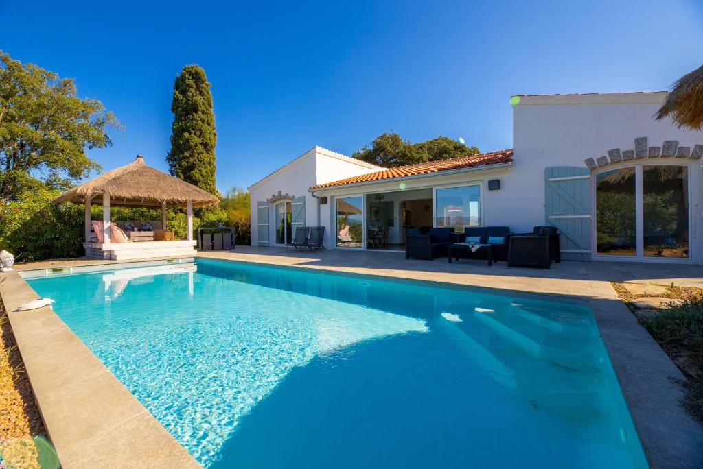 una piscina en el patio trasero de una casa en Villa des Orangers - Villa vue mer avec piscine en Grosseto-Prugna